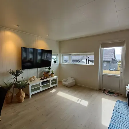 Smahus Pa Teroya Med Carport Og Elbil Lader Villa