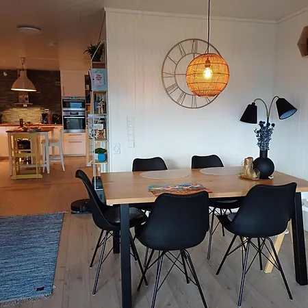 Smahus Pa Teroya Med Carport Og Elbil Lader *