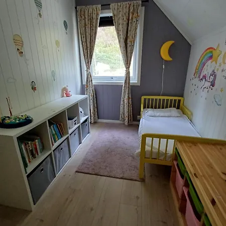 Smahus Pa Teroya Med Carport Og Elbil Lader *