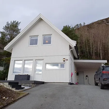 Villa Smahus Pa Teroya Med Carport Og Elbil Lader